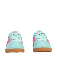 Paire de baskets turquoise avec des rayures latérales roses, des lacets bleu clair et des semelles en caoutchouc marron, pointant vers l'avant sur fond blanc.