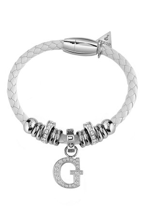 Bílý pletený kožený náramek se stříbrnými zapínáními, ozdobnými korálky a visacím stříbrným přívěskem ve tvaru "G" zdobeným malými krystaly.