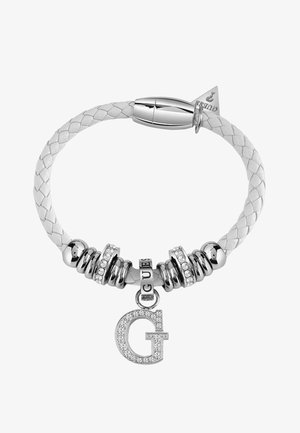 Bracelet en cuir tressé blanc avec fermoirs en argent, perles décoratives, et un pendentif en argent en forme de "G" orné de petits cristaux.