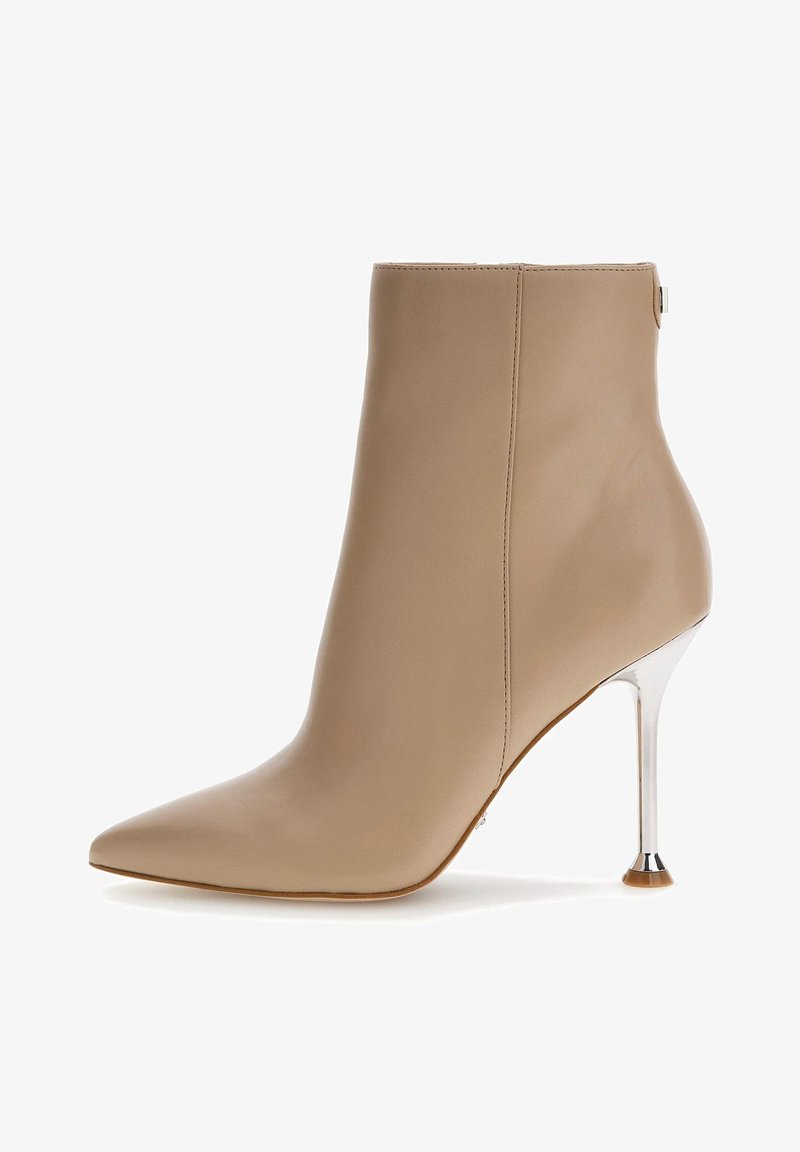 Botín de cuero beige con punta afilada, tacón de aguja plateado alto y diseño sin costuras. Textura suave y acentos minimalistas.