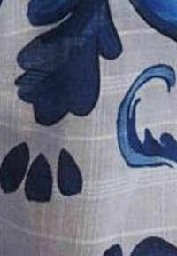 Stof met een patroon van donkerblauwe bloemvormen op een lichtgrijze achtergrond, met verschillende bladontwerpen en een gestructureerde weving.