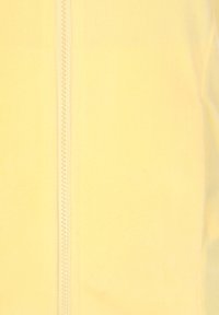 Giacca in pile giallo chiaro con una texture liscia, dotata di una zip centrale e senza motivi o decorazioni visibili.