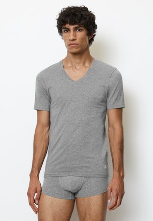 Grijze T-shirt met korte mouwen en V-hals, gemaakt van zachte stof, gecombineerd met bijpassende grijze boxershorts. Eenvoudig ontwerp met een getailleerde pasvorm.