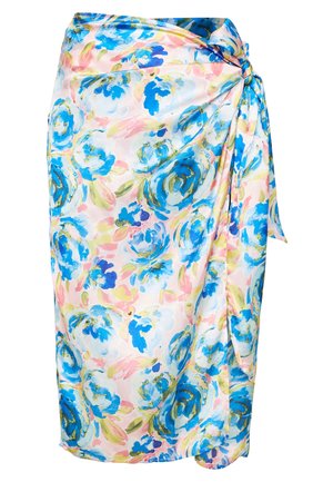 Lichtroze wikkelrok met blauwgroen bloemenpatroon, aan de taille aan de rechterkant gestrikt.