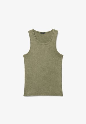Canottiera senza maniche color oliva in cotone a costine con scollo rotondo, taglia XL, distesa su uno sfondo bianco.