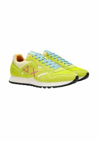 Sneaker in suede verde lime con lacci blu, dettagli crema e logo rosa. Presentano una parte superiore testurizzata e suola in gomma nera.