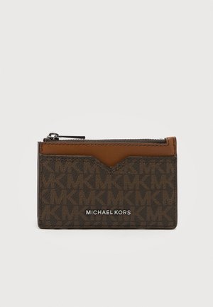 Rjavi in bež Michael Kors denarnica z zadrgo na vrhu in sprednjim režo za kartico, na kateri je vzorec logotipa MK in srebrno blagovno ime.