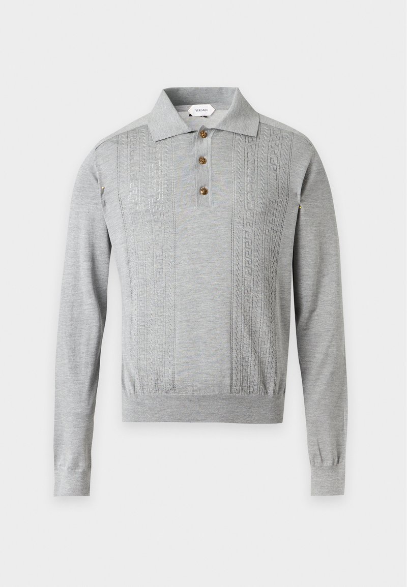 Pull polo en maille gris clair à manches longues avec trois boutons marron et des motifs texturés verticaux subtils sur le devant.