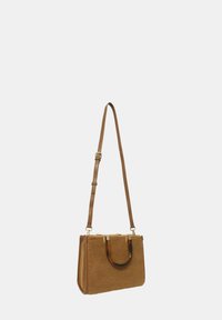 Borsa a tracolla in tessuto marrone con superficie testurizzata, caratterizzata da una forma strutturata, una tracolla staccabile e un manico in acrilico.