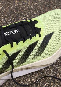 adidas Performance ADIZERO BOSTON 12 - Løbesko til landevejen - white/core black/lucid lemon