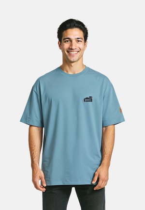 MIT BRUSTLOGO - T-Shirt print - hellblau