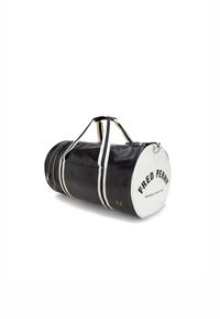 Borsa da viaggio cilindrica nera con strisce bianche, grande chiusura a zip, logo "FRED PERRY" in nero su fondo bianco, materiale testurizzato simile alla pelle.