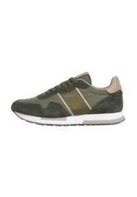 Zapatillas verdes de ante y textil. Presentan un acento beige en el talón y la franja lateral, con una entresuela blanca y una suela de goma.