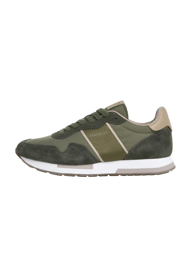 Zapatillas verdes de ante y textil. Presentan un acento beige en el talón y la franja lateral, con una entresuela blanca y una suela de goma.