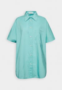 Camicia azzurra chiara a maniche corte con colletto a punta, taschino singolo sul petto e materiale di cotone morbido.