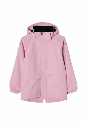 Lyserød vandtæt jakke med hætte, frontlynlås dækket af en klap, to forlommer og elastiske manchetter.