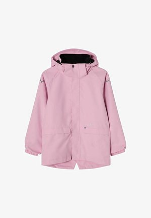 Lyserød vandtæt jakke med hætte, frontlynlås dækket af en klap, to forlommer og elastiske manchetter.