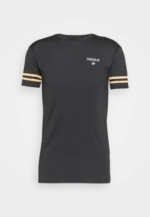 Schwarzes T-Shirt mit kurzen Ärmeln, goldenen Doppelstreifen an den Ärmeln und kleinem weißen „SIKSILK“-Logo auf der linken Brustseite.