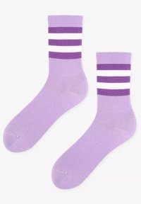 Fioletowe skarpetki z prążkowanymi mankietami, z trzema poziomymi białymi paskami i gładką teksturą. Zaprojektowane z myślą o komforcie i dopasowanym kroju.
