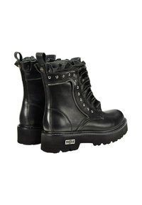 Stivali alla caviglia in pelle nera con colletto arricciato, borchie decorative, cerniera laterale e suola platform chunky per un'altezza extra.