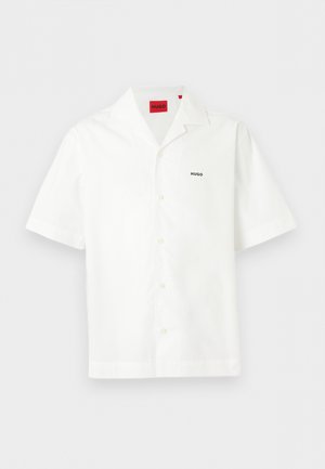 Biała koszula z krótkim rękawem na guziki, z rozpiętym kołnierzem, małym logo "HUGO" na piersi oraz czerwoną metką marki wewnątrz kołnierza.