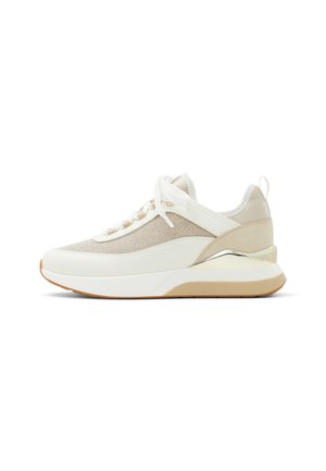 Lehký sneaker s krémovým a béžovým síťovaným vrškem, bílými koženými detaily a kovovým podpatek. Gumová podrážka pro lepší přilnavost.