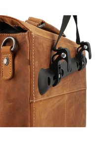 Bruine leren tas met een gestructureerd oppervlak, zwarte kunststof hardware en metalen accenten, met een handvat aan de bovenkant en gedetailleerde stiksels.