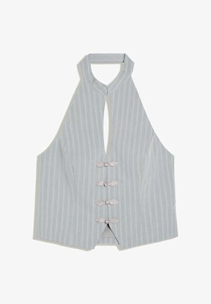 Hellgraues Nadelstreifen-Halter-Top mit hohem Kragen und vier dekorativen silbernen Froschverschlüssen in der vorderen Mitte.