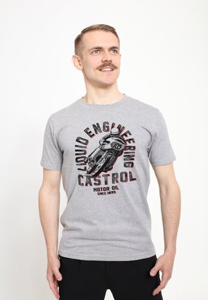 Šedé tričko s krátkým rukávem s grafikou motocyklového závodníka a textem "Castrol" v černé a červené barvě. Vyrobeno z měkké tkaniny.