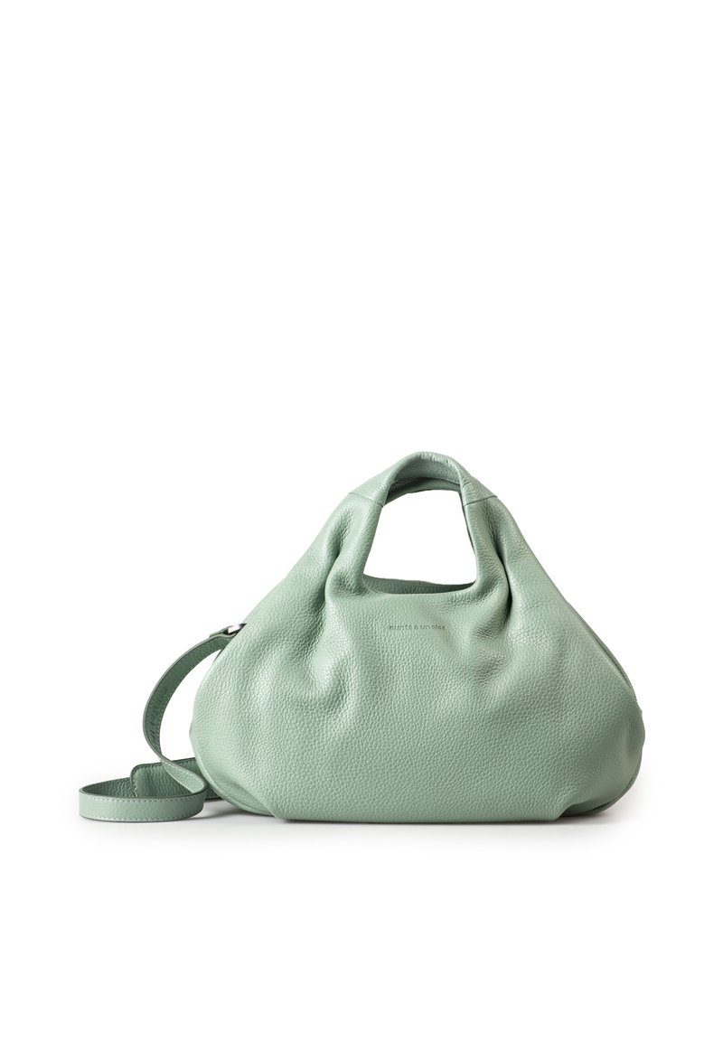 Muntgroene leren handtas met een onderscheidende ronde vorm, zachte textuur, korte bovenhandgreep en een afneembare schouderriem.