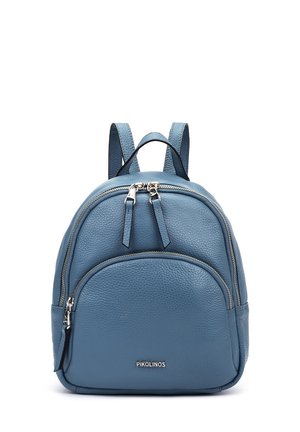 Mochila de cuero azul con dos compartimentos con cremallera, correas ajustables para los hombros, asa superior y logo de la marca "Pikolinos" en el bolsillo delantero.