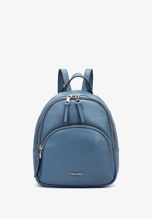 Sac à dos en cuir bleu avec deux compartiments zippés, bretelles ajustables, poignée supérieure et logo de la marque "Pikolinos" sur la poche avant.