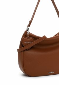 Sac à bandoulière en cuir marron avec un charm en forme de cœur et une étiquette logo argentée affichant EMILY&NOAH à l'avant.