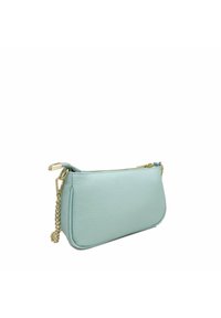 Ljusblå läderclutch med en texturerad yta, guldfärgad hårdvara och kedjestropp. Har ett blixtlås längs toppen.