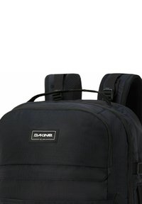Svart ryggsäck med texturerad tyg, vadderade axelremmar, handtag på toppen och en framlapp med en logopatch.