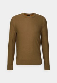 Pull en maille marron avec un col rond, des poignets et un ourlet côtelés, doté d'un logo discret sur la poitrine. Texture lisse, coupe classique.