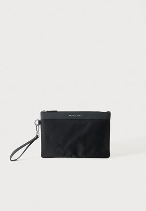 Estuche negro con cremallera de Michael Kors, correa para la muñeca y cierre plateado, sobre un fondo liso y claro.