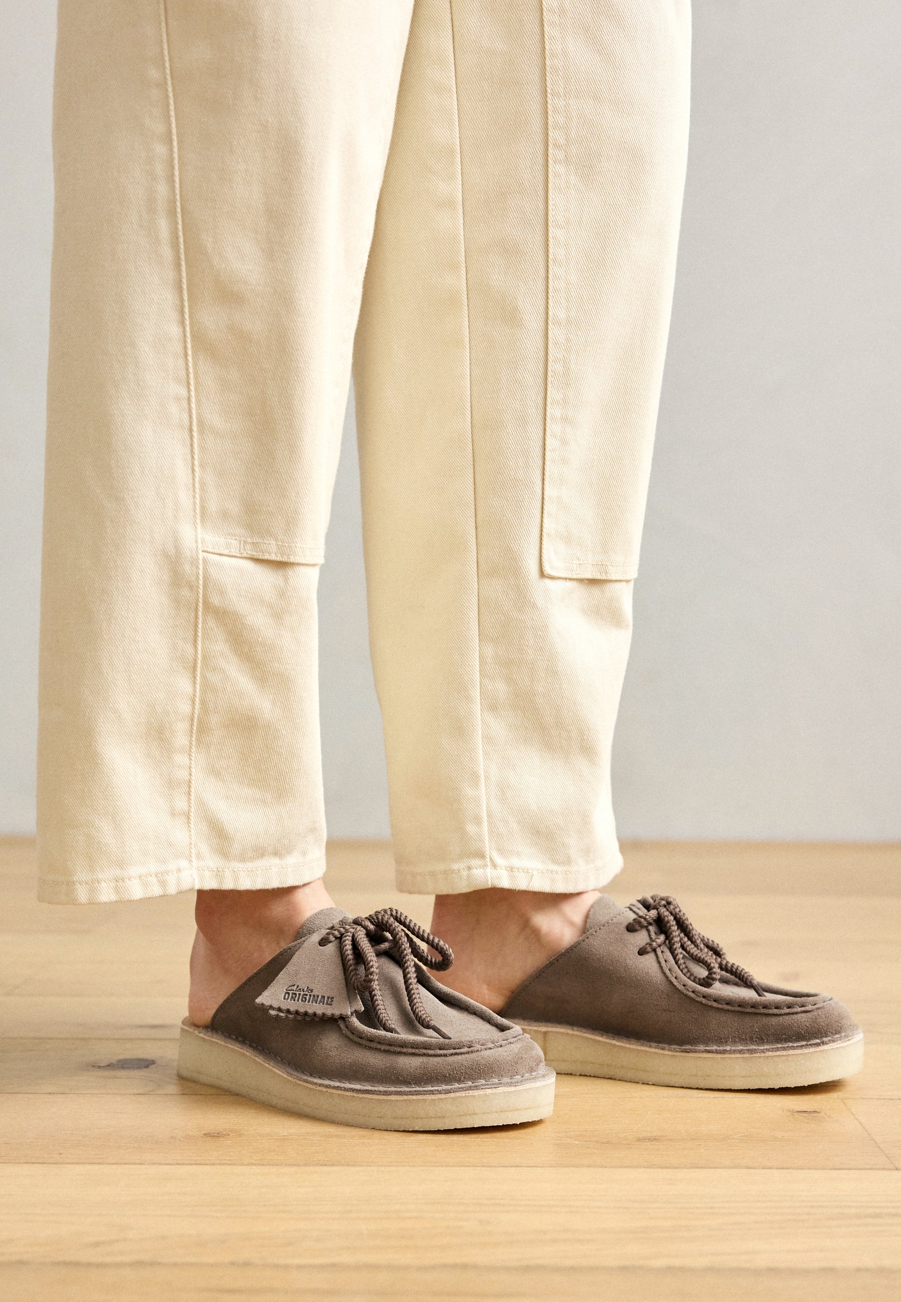 Clarks Originals DSRTNOMAD - Mules - grey/sage/sable