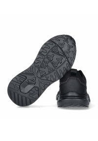 Scarpa sportiva nera con suola in gomma testurizzata caratterizzata da un battistrada a motivi. La tomaia è realizzata in tessuto resistente con un manico.