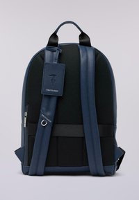Zaino blu navy con tessuto nero testurizzato, dettagli in pelle, manico superiore, spallacci regolabili e etichetta di marca. Inclusa tasca frontale con zip.