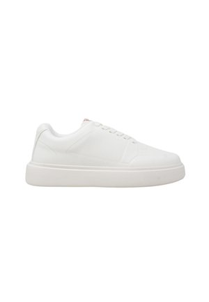 Sneaker bianco basso con allacciatura frontale, pannelli laterali texturizzati e suola spessa in gomma, mostrato dal lato esterno su sfondo bianco.