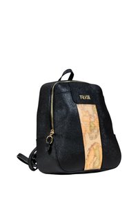 Zaino in finta pelle nera con un pannello frontale a motivo mappa, hardware con zip dorate, spallacci regolabili e impugnatura superiore.
