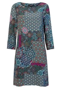 Robe à motifs présentant des designs floraux et géométriques en bleu, rouge et vert. Fabriquée dans un tissu à texture lisse ; elle a des manches trois-quarts.