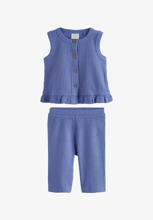 Haut sans manches en maille côtelée bleu pour bébé avec boutons en bois et ourlet à volants, assorti à un pantalon bébé bleu côtelé assorti.