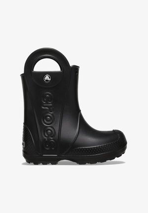 Botte de pluie noire en caoutchouc avec une poignée ronde, semelle texturée et logo en relief sur le côté. Présente une finition lisse et un design à bout rond.