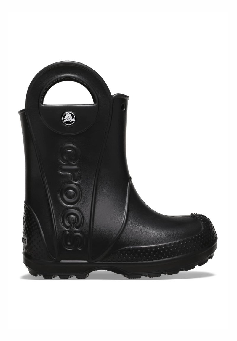 Botte de pluie noire en caoutchouc avec une poignée ronde, semelle texturée et logo en relief sur le côté. Présente une finition lisse et un design à bout rond.