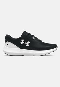Chaussures de sport noires avec une tige en mesh, une semelle intermédiaire blanche et une semelle en caoutchouc noire. Elles présentent des lacets ronds et un logo sur le côté.