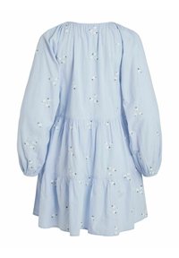 Robe en coton bleu clair avec manches longues bouffantes, fleurs blanches brodées, taille froncée et ourlet à volants à étages.