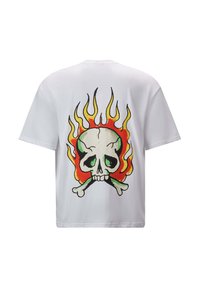 Hvid bomulds T-shirt med et stort bagtryk af et kranium med korslagte knogler, omgivet af farvede flammer i rød, gul og grøn.