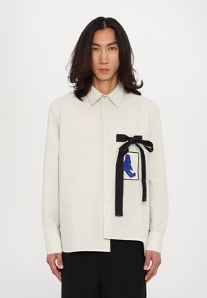 Dhruv Kapoor ASYMMETRIC BADGE SHIRT - Pluus - ecru
